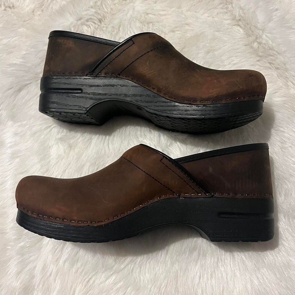 NIB narrow pro dansko clogs